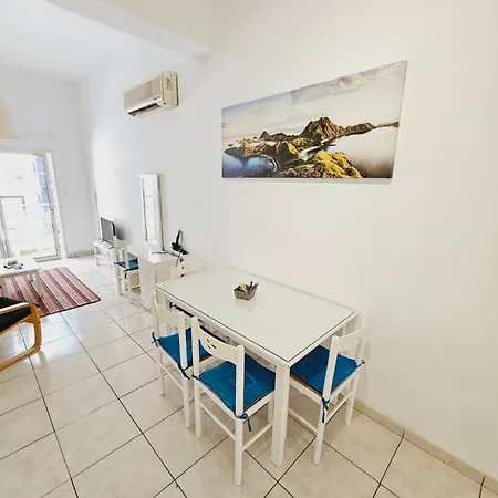 Stephanie Apartment *